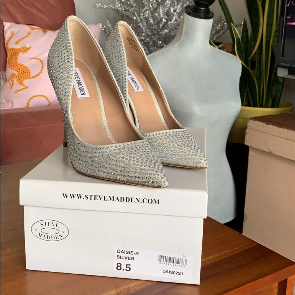 STEVE MADDEN daisie silver pumps with box